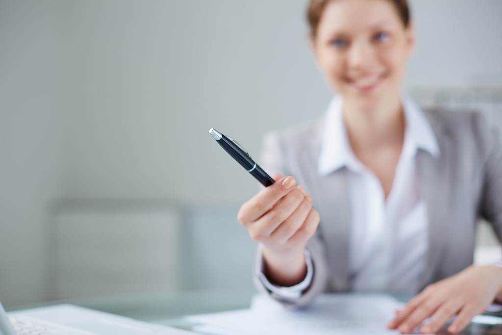 close-up-manager-holding-pen-with-blurred-background.jpg ручка