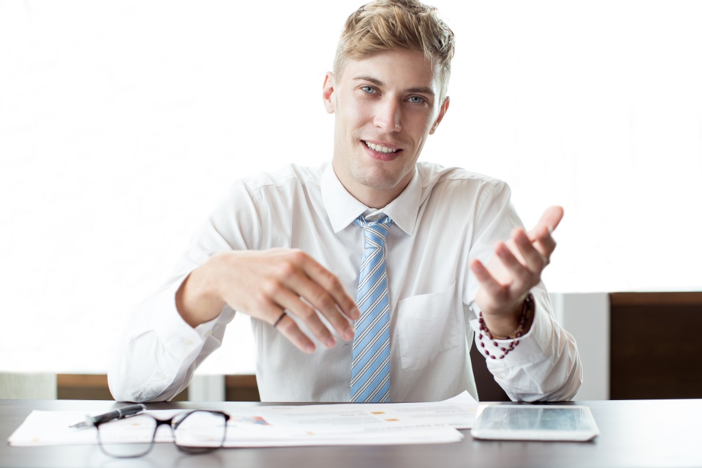 smiling-business-man-gesturing-office-desk.jpg улыбка