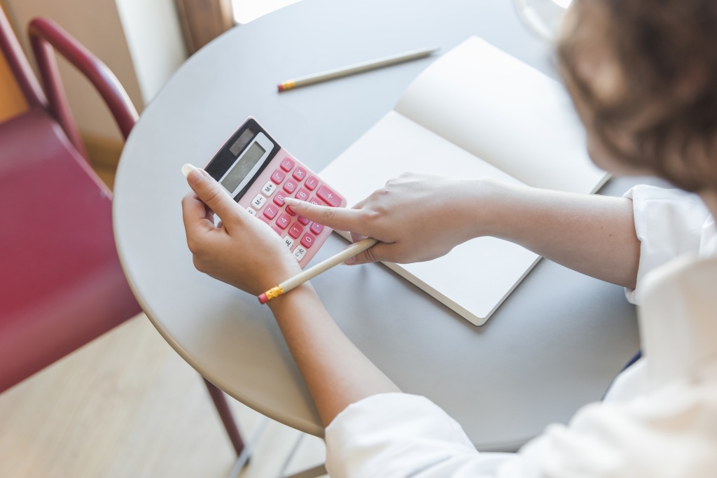 crop-teen-using-calculator-table.jpg стол