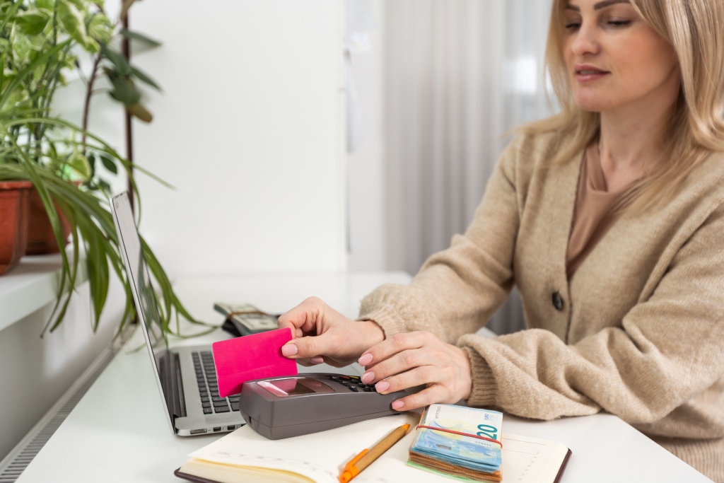 midsection-woman-working-office.jpg цветок