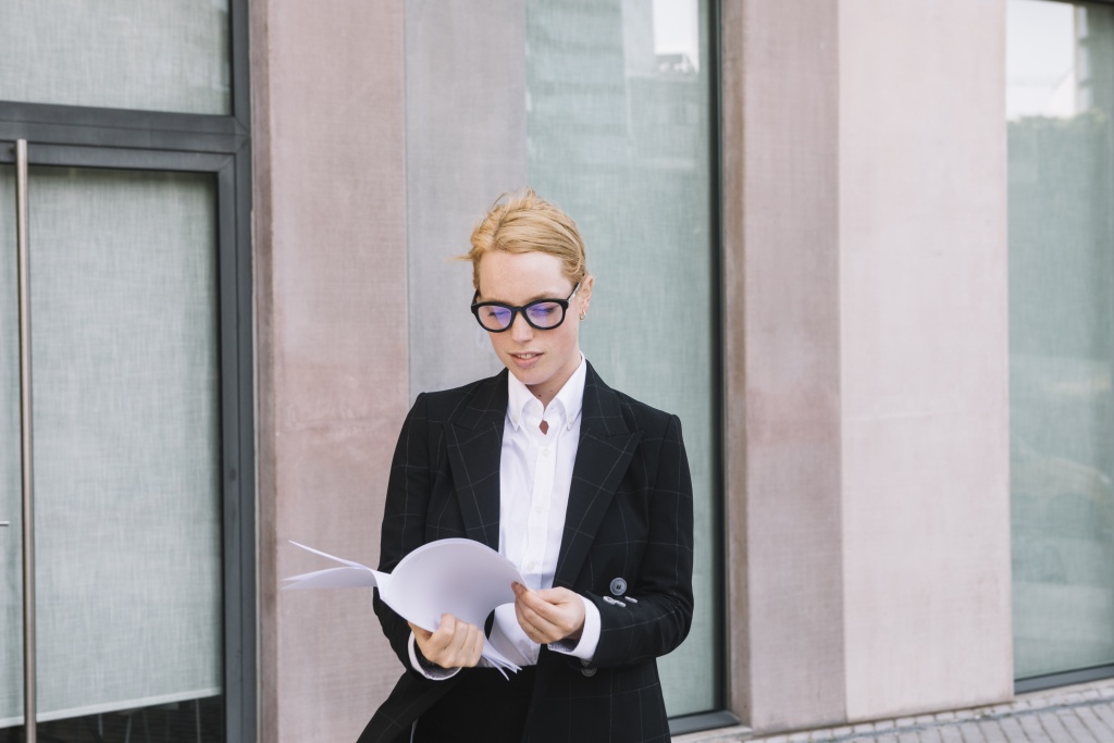 portrait-young-businesswoman-checking-white-paper.jpg очки