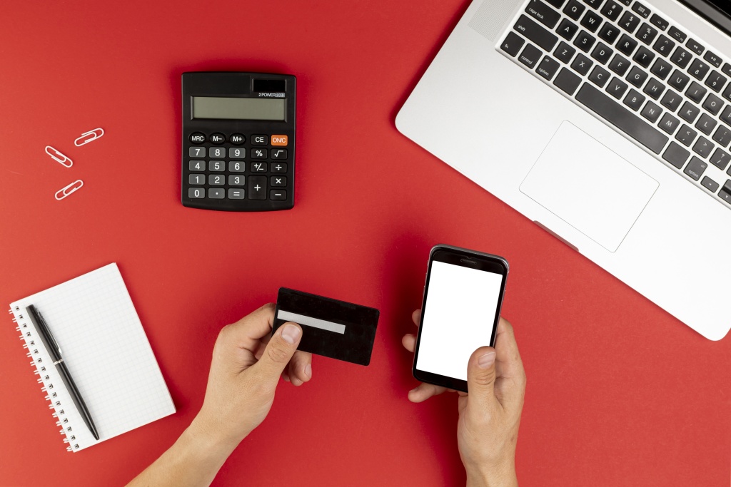 hands-holding-card-phone-mock-up.jpg скрепка