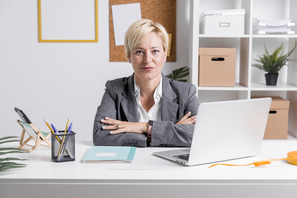 portrait-middle-aged-businesswoman-office.jpg ноутбук